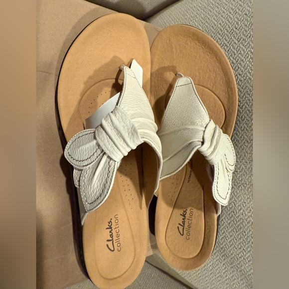 Clarks Women's Cream Sandals size 11 - Picture 1 of 4